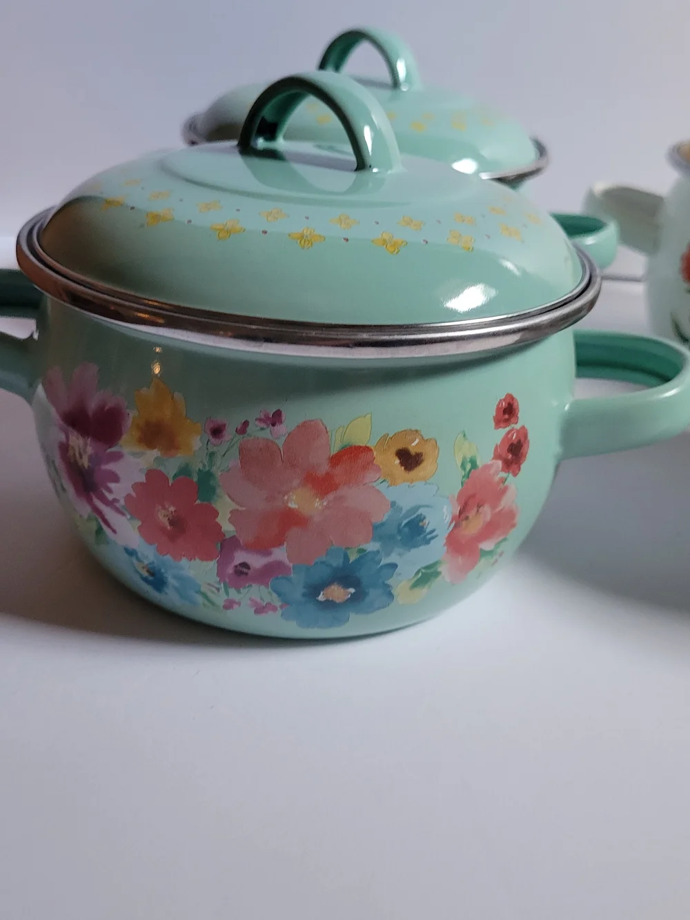 The Pioneer Woman Floral Enamel Soup Pots with Lids - Yellow & Mint (Set of 4).
